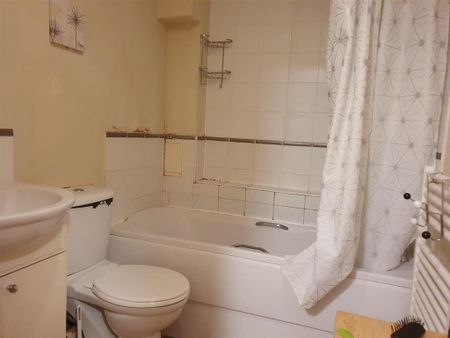 1 bedroom in a house share to rent - Photo 5