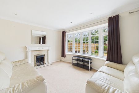3 bedroom House in Birchmead, Wokingham - Photo 3