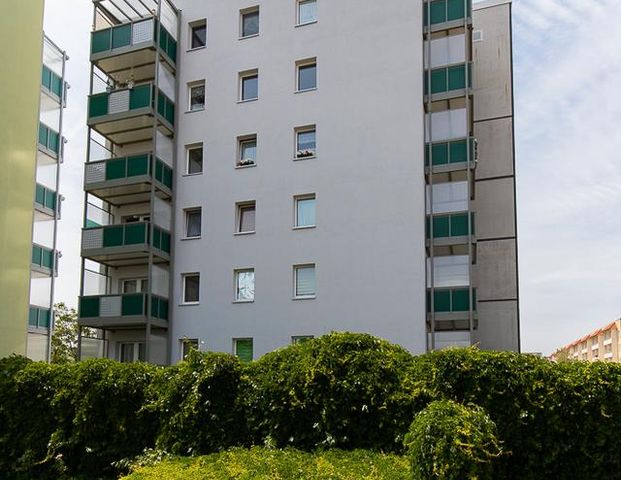 Wir sanieren für Sie! Moderne 2-Raum Wohnung mit Aufzug und großzügigem Balkon. - Foto 1
