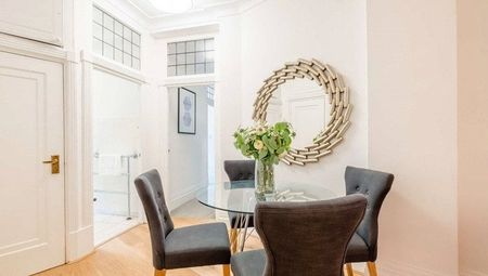 2 bedroom conversion flat with 1 reception and 1 bathroom in Park Road, NW8 - Photo 3
