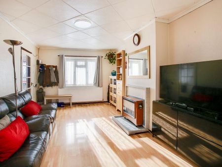 4 bedroom semi-detached house to rent - Photo 2