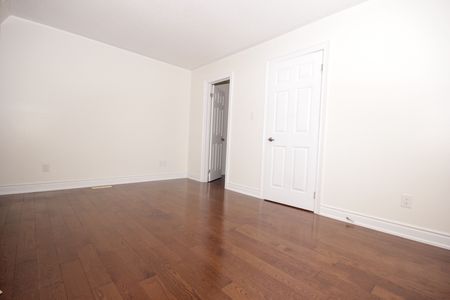 For Lease - 7 Slingsby Lane, Toronto, Ontario - Photo 2