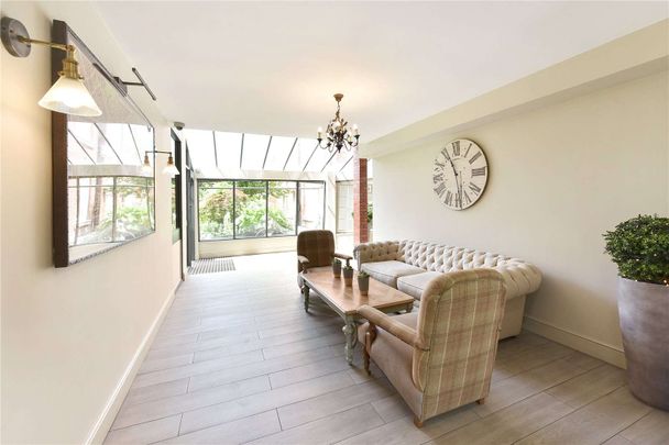 A spacious one bedroom apartment in a portered building with communal gardens. - Photo 1