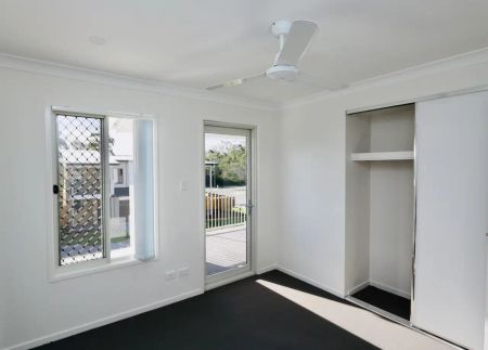 “Great Three Bedroom Townhouse with Ducted Air Conditioning” - Photo 4