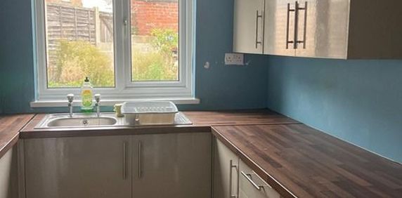 2 bedroom terraced house to rent - Photo 2