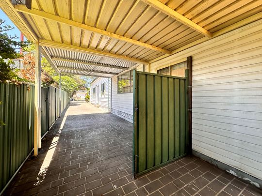 House &plus; Granny Flat in a Prime Location&excl; - Photo 1