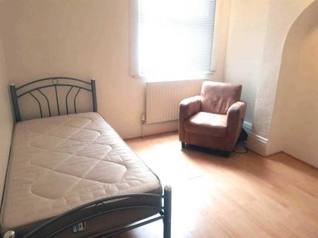 1 bedroom in a house share to rent - Photo 3