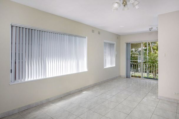 Bright & Sunny Two Bedroom Apartment - Photo 1