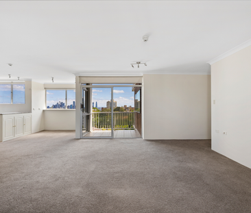 TOP FLOOR APARTMENT WITH FANTASTIC CITY & HARBOUR VIEWS - Photo 4