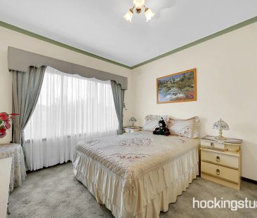 BEAUTIFULLY PRESENTED FAMILY HOME IN HEART OF LALOR - Photo 4