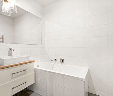 Stylish apartment with modern elegance, light-filled spaces and lea... - Photo 2