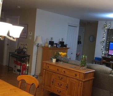 Appartement 4 1/2 très beau et très éclairé situé au 2e étage - Photo 1