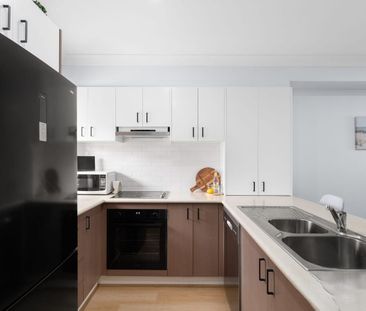 Ultimate Convenience and Modern Living: Beautiful Townhouse in Gate... - Photo 2