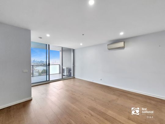 Spacious 3 Bedroom Apartment with City & River Views - Photo 1