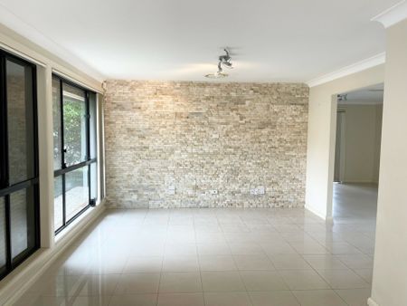 Well Presented 3 Bedroom Family Home Close to All Local Amenities! - Photo 3