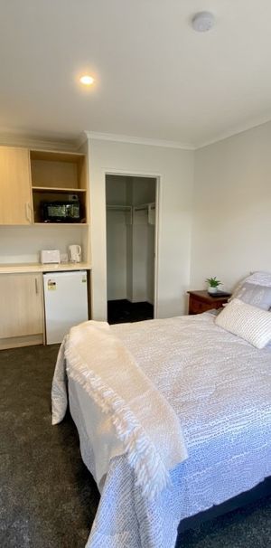 Modern 1-Bedroom Studio Room Available for Rent in Hamilton East – $270 per Week Discover comfortable and convenient living in this well-maintained studio room, located in the sought-after suburb of Hamilton East, 3216. - Photo 1