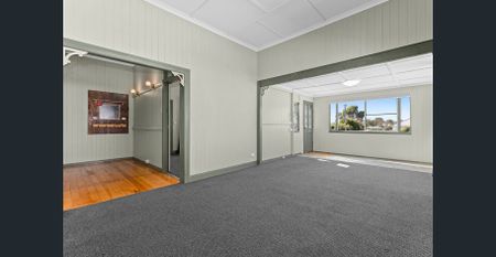 Four bedroom high set home close to town - Photo 2