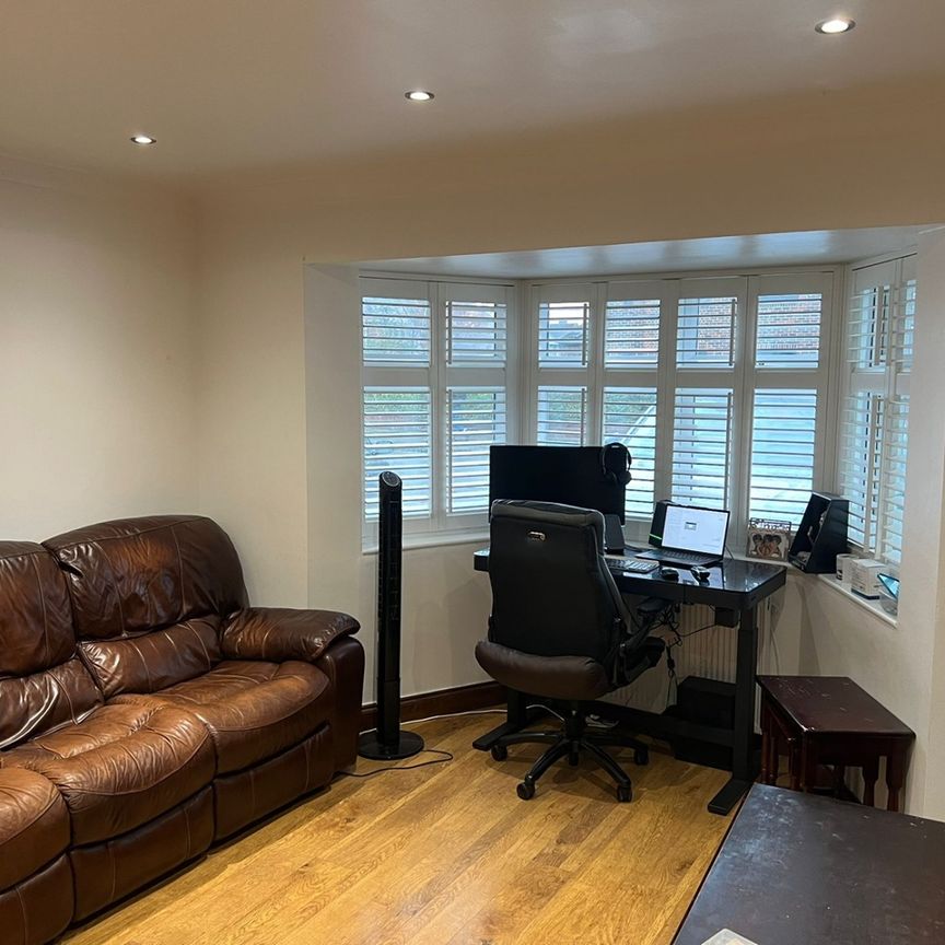 5 Bed Semi-Detached House, Leyswood Drive, IG2 - Photo 1