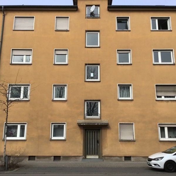 Erstbezug nach Sanierung. drei Zimmer im Zweiten Obergeschoß, Balkon auf der Rückseite - Photo 1