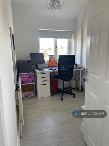 3 bedroom semi-detached house to rent - Photo 3