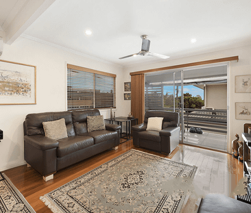 Lovely home, space for a caravan & walk to the beach - Photo 1