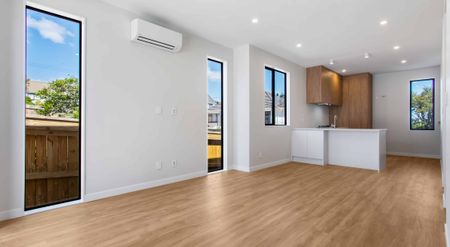Modern Luxury - Unbeatable Location - Photo 2