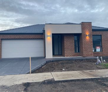 Stunning Family Home ! ( HUGE ELECTRICITY SAVINGS ) - Photo 5
