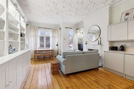 A smart two bedroom flat with high ceilings and wood floors on the Fulham Road. - Photo 2