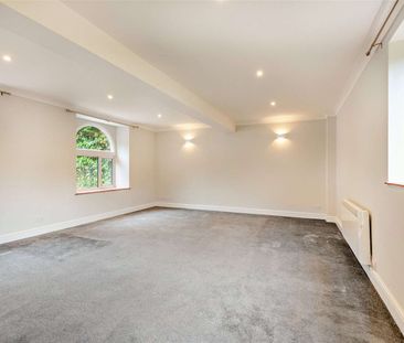 A charming country home in the grounds of a Georgian country reside... - Photo 4