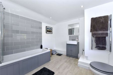 A spacious two bedroom apartment set over two floors and only 0.2 miles from the Marlow High Street - Photo 5