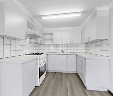 Fresh, Spacious & Light-Filled Home with Stunning Views - Photo 6