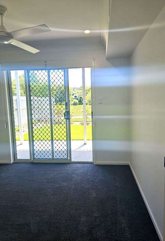 3 BED 2BATH TOWNHOUSE WITH FULLY DUCTED AIR-LAWNED BACKYARD OVERLOOKING PARK - Photo 5