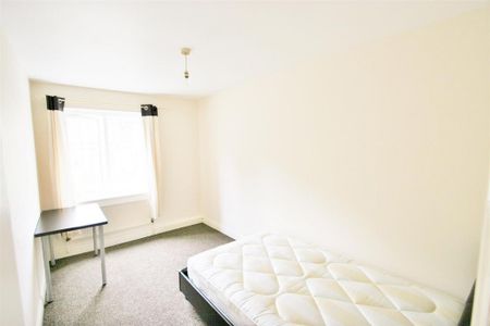 3 bedroom flat to rent - Photo 3