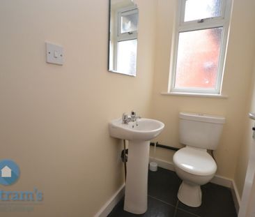 3 bed Flat for Rent - Photo 2