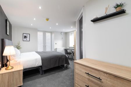 4 bedroom flat to rent - Photo 3