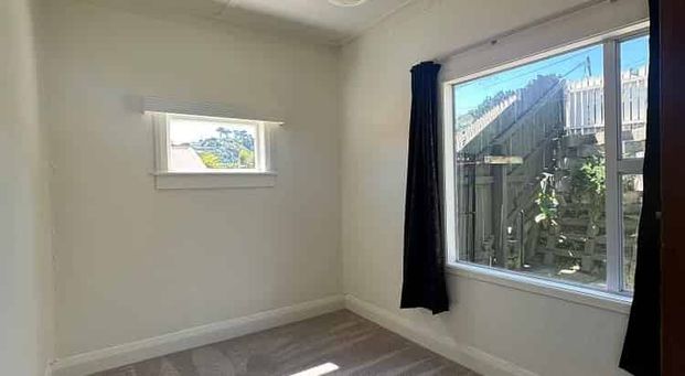 3+1 bedroom house in Island Bay - Photo 1