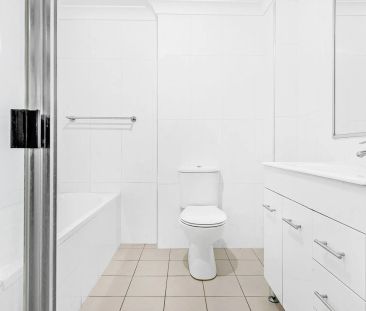 Beautifully Presented Apartment In Blue Ribbon Location - Photo 2