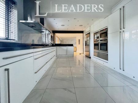 4 bedroom detached house to rent - Photo 2