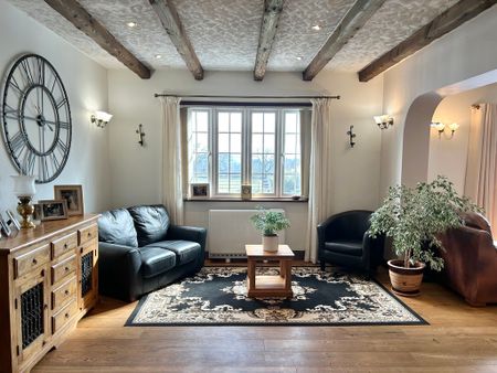 4 bedroom Superb Four Bedroom Detached House to rent - Photo 4