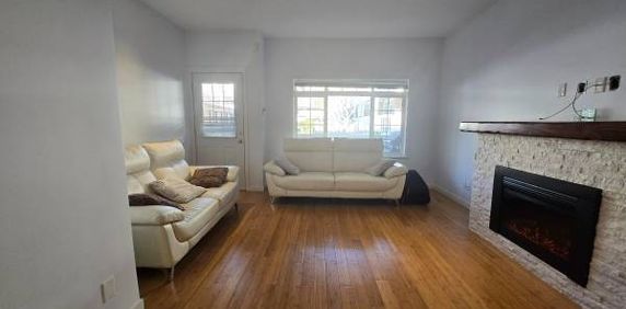 3bed & 2.5 bath townhouse- 1291sqft2 - Photo 2