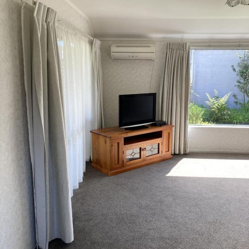 Comfortable family home - Walk to town - Photo 1