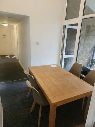 1 bedroom in a flat share to rent - Photo 1