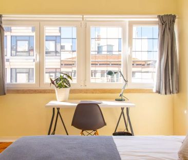 Room in a shared 6-bedroom apartment for rent in Lisbon - Foto 2