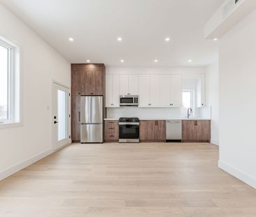 For Lease - 712 Eglinton Avenue, Toronto, Ontario - Photo 2