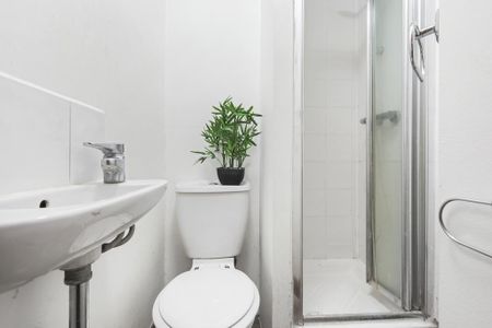 1 bedroom in a house share to rent - Photo 5