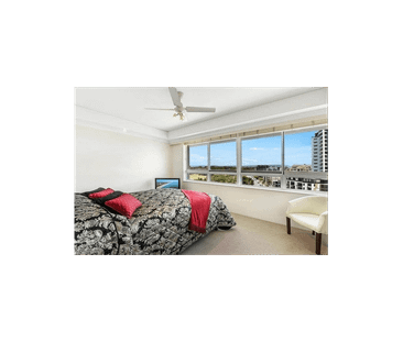 Fully Furnished Apartment for Rent: Experience Modern Living with Scenic Views in Southport. Lease available until July 2027! - Photo 4