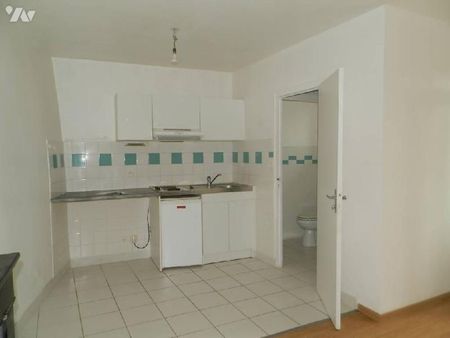 GUICHEN, Place Saint Martin - Studio 25,70 m² au premier étage d'une maison : pièce principale ... - Photo 2