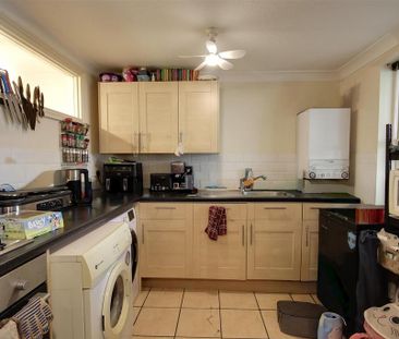 2 bedroom flat to rent - Photo 3