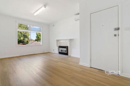 Charming Weatherboard with Bungalow – Lawn Mowing Included - Photo 3