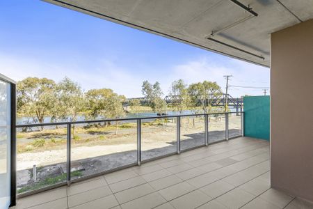 Style, Privacy, and Riverfront views - Photo 5